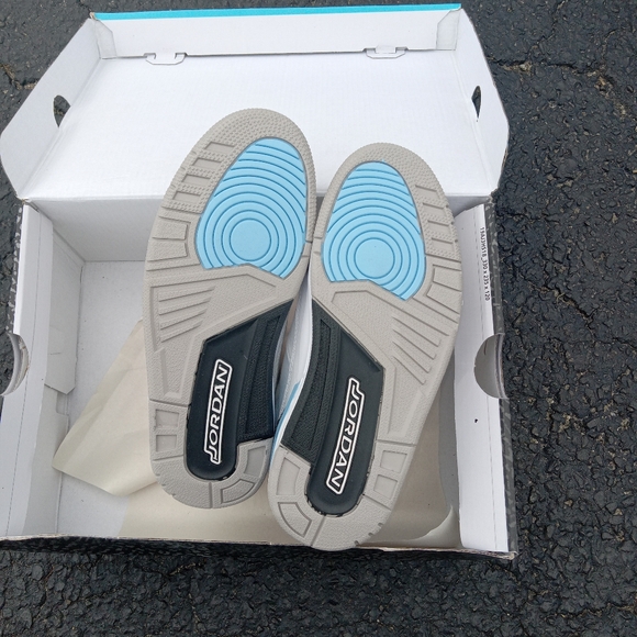 Air Jordan 3 Retro, UNC - Picture 5 of 5